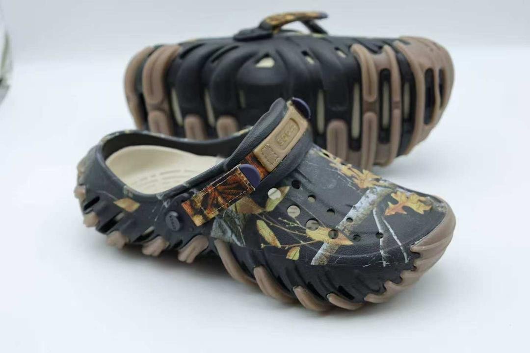 3f4245f5-2267-4fd6-a7e9-b6abdbdd4c26-2 Crocs classique – Image 1