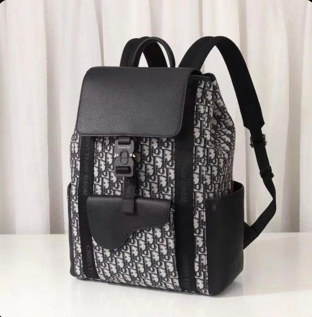 fb02de62-d043-44b5-bda5-3917a7384607-2 Sac à dos DIOR – Image 1